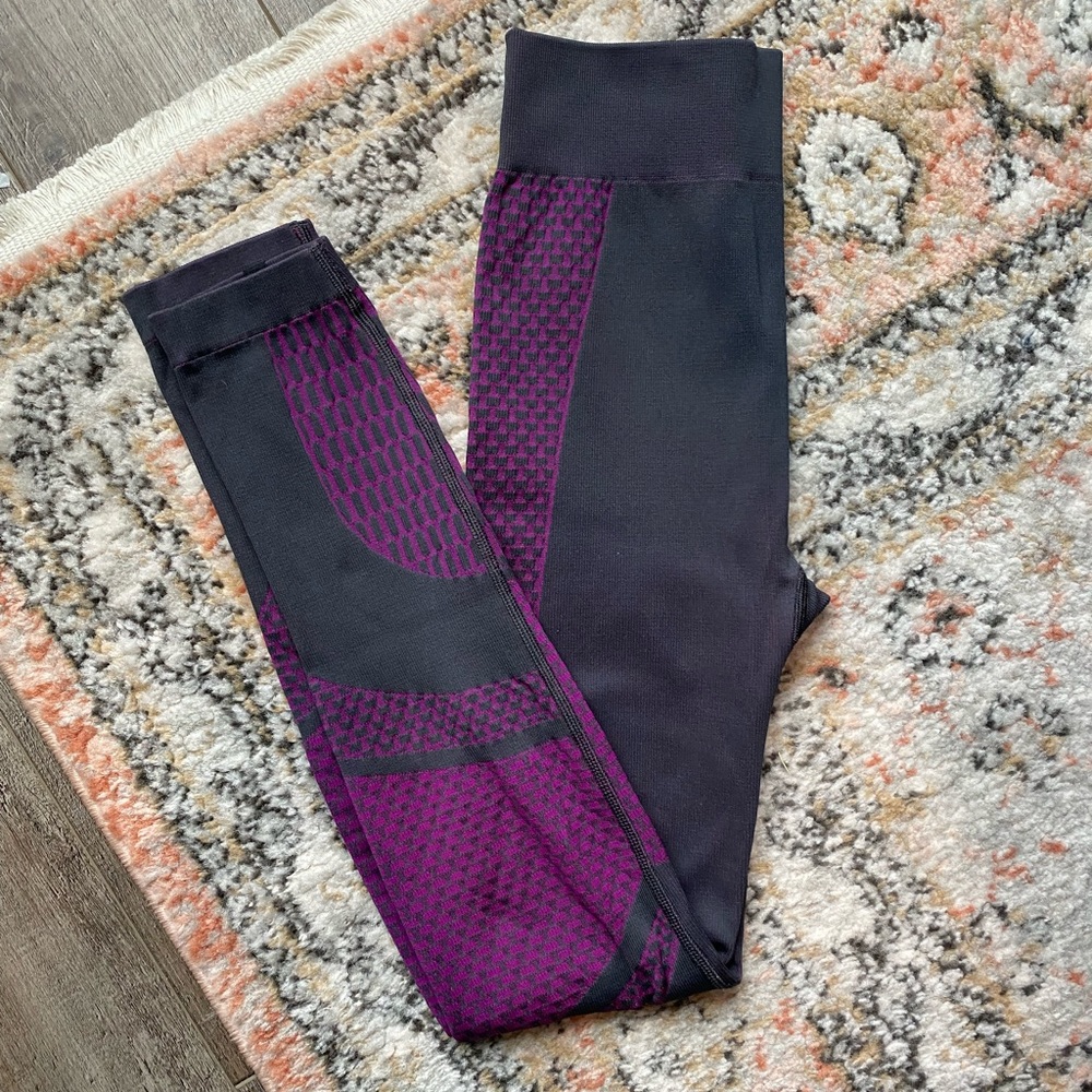 Lululemon athletica about the base purple grey seamless size 6 leggings
